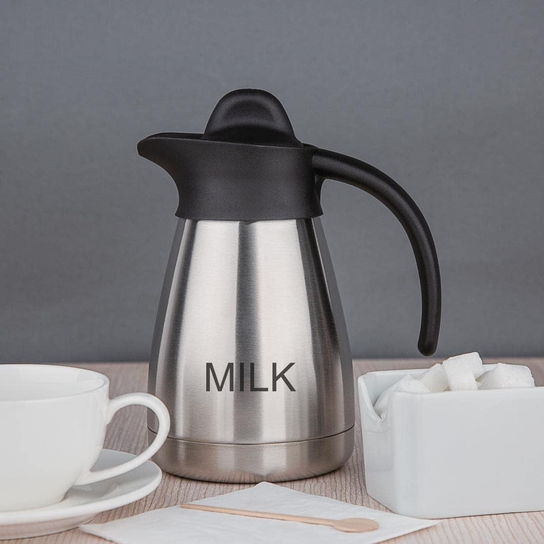Olympia vakuummælkekrus med skruetop, 500ml/17oz, rustfrit stål med sort låg, mælkeprint på siden, buffetstationer til te og kaffe, CL371