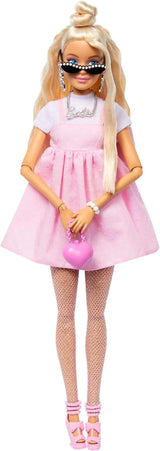 Barbie Doll Deluxe Style no. 3 med Barbiecore-outfit, blond hår i høj knold, pastellyserød kjole med overdimensioneret sløjfe og tilbehør som netstrømpebukser, HYV27 Naty Shop Dolls Blonde