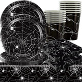 49 styks Halloween Spider Papir Bestiksæt Inklusiv tallerkener, servietter, glas og dug. Sort spisestel med desserttallerkener, servietter og glas.