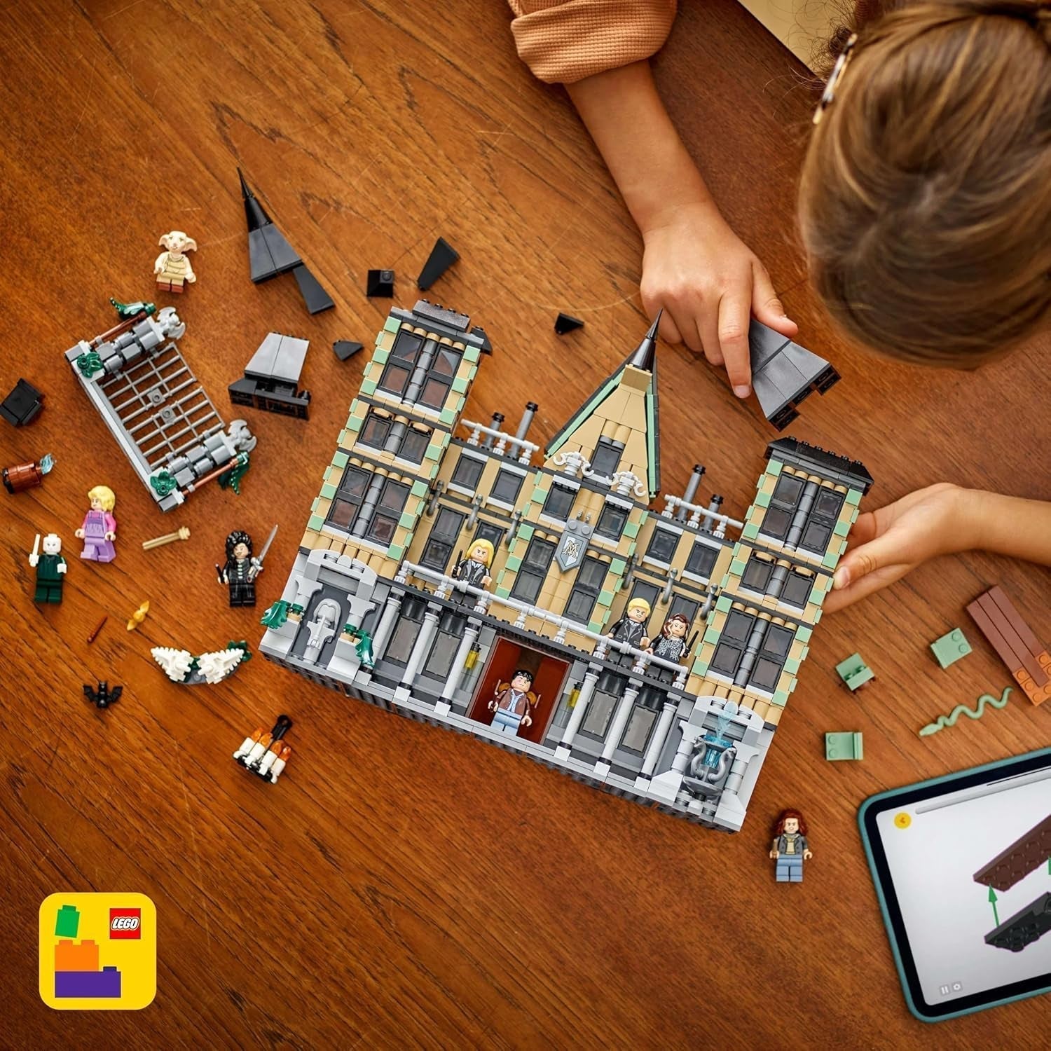 LEGO Harry Potter Malfoy Family Country Estate, fantastisk legetøj at samle og vise frem, gave til drenge, piger og fans af troldmandsverdenen, gaveide med 9 minifigurer 76453 Byggesæt Besuche den LEGO-Store