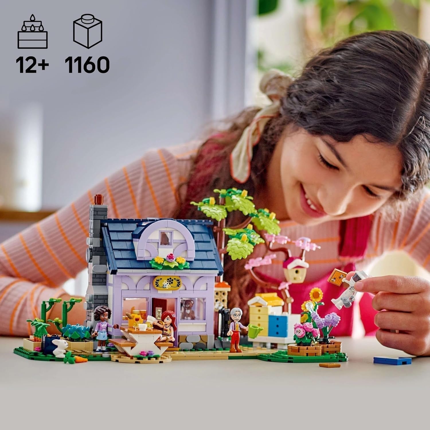 LEGO Friends Hus og Blomsterhave Biavlerbyggesættet Naturlegesæt Gave til piger 12+ Bygbare modelsæt 4 minifigurer og dyrefigurer Kat og kanin 42669 Byggesæt Besuche den LEGO-Store