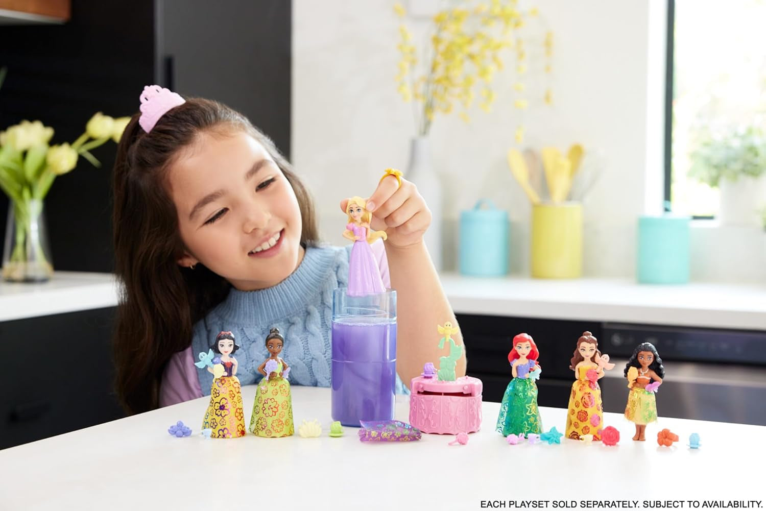 Mattel Disney Princess Royal Color Reveal Lille dukke med 6 overraskelser, inklusive duftring og 4 tilbehør (dukker kan variere), Garden Party Series HRN63