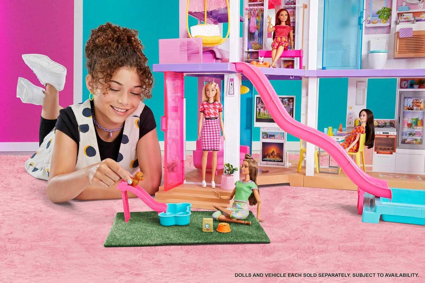 Barbie Dream House (114 cm), 3-etagers dukkehus, pool, rutsjebane, kørestolslift, 75 tilbehør, dukker, velegnet som gave til børn fra 3 år og opefter, GRG93