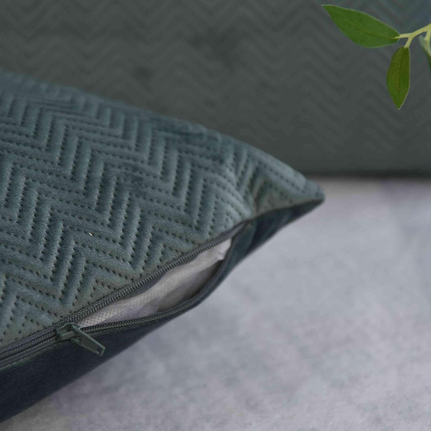 Gardinbokspude Pyntepude Lxb 45X45 Cm Grøn Jacquard "Greta" med sildebensdesign Let vedligeholdende lynlåslukning Blødt fyld 320G - Forskellige farver, 2023510 Rejsepuder Naty Shop