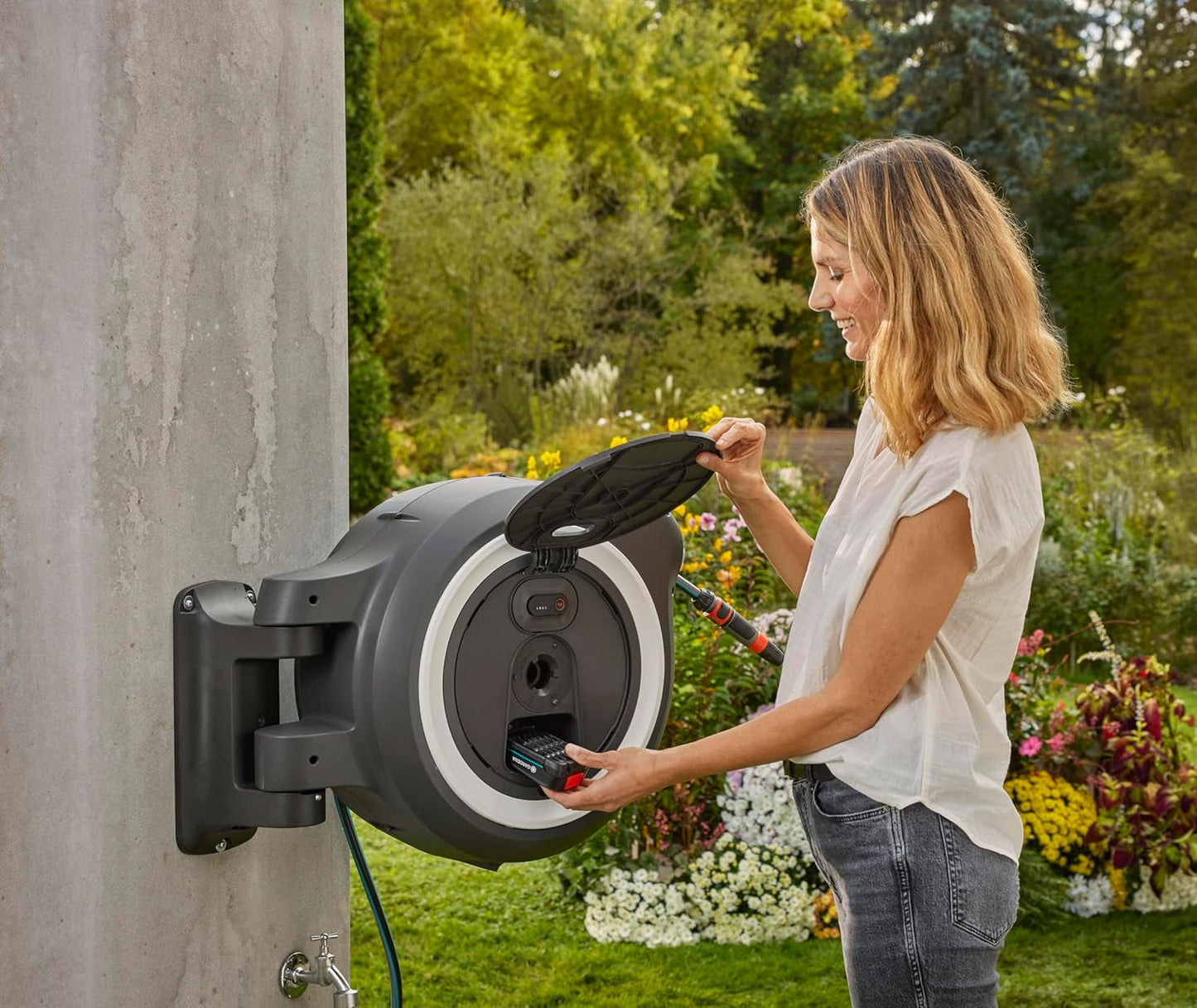 Gardena PowerRoll XXL Solo ledningsfri vægslangeboks: Automatisk slangetromle med 40 m haveslange, slangeføring og rullekontrol, batteridrevet, UV- og frostbestandig (18647-55)