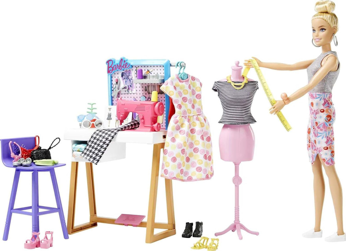 Barbie HDY90 - modedesignerdukke (30,40 cm) og studie, 25+ design- og modetilbehør, designskrivebord, stol, symaskine, stofmodel, mannequin og mere, legetøj fra 3 år Naty Shop Dolls