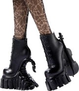 Monster High Wednesday Puppe und Accessoires, Wednesday Addams Sammelfigur in Nevermore Academy Uniform mit Eiskaltem Händchen und Rygsæk, Puppenständer, HXJ04