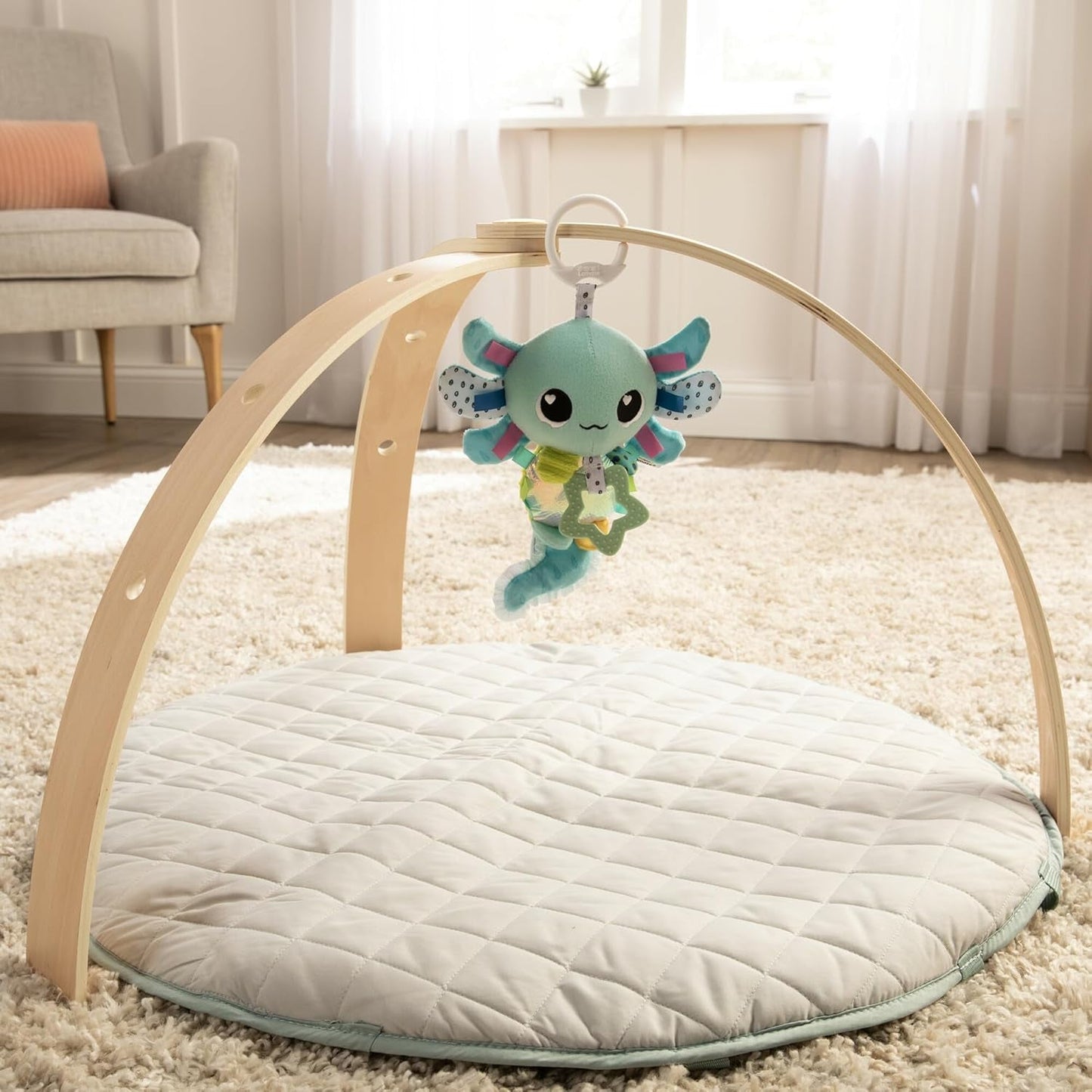 LAMAZE Alise Axolotl - Clip & Go klapvognslegetøj - sanselegetøj til babyer - 0-6 måneders tidligt læringslegetøj - ekspertdesignet til nyfødte - Babyshowergaver Bebe Naty Shop legetøj
