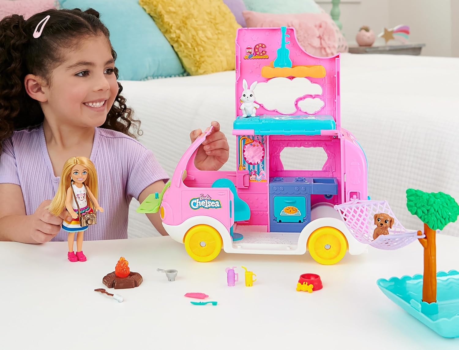 Barbie Chelsea 2-i-1 campingvogn - legetøjskøretøj med pool, hængekøje og spiseplads til fantasifuld leg og historie, i alderen 3+, HNH90