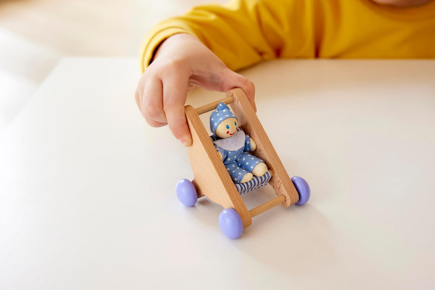 Hape babyværelse - trædukkeværelsessæt, babydukkemøbler, tilbehør til småbørn dukkehus, miniature babyværelse med gynge og tilbehør, 3 år gammelt rollespil