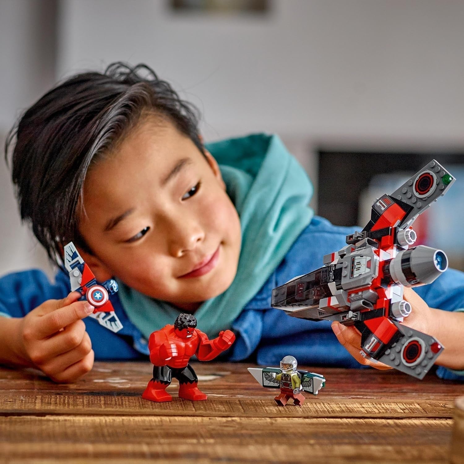 LEGO Marvel-opgør mellem Captain America og Red Hulk Kids, gavebyggeligt jetsæt, superheltelegetøj til drenge og piger 8 år gammelt eventyrbyggelegetøj 76292 Byggesæt Besuche den LEGO-Store