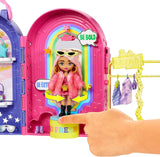 Barbie Extra Minis, Ekstra minidukke og boutique-legesæt, garderobe med skabe, hylder, spejle, 360 platform, ekstra minidukke med lyserødt hårtilbehør, HHN15