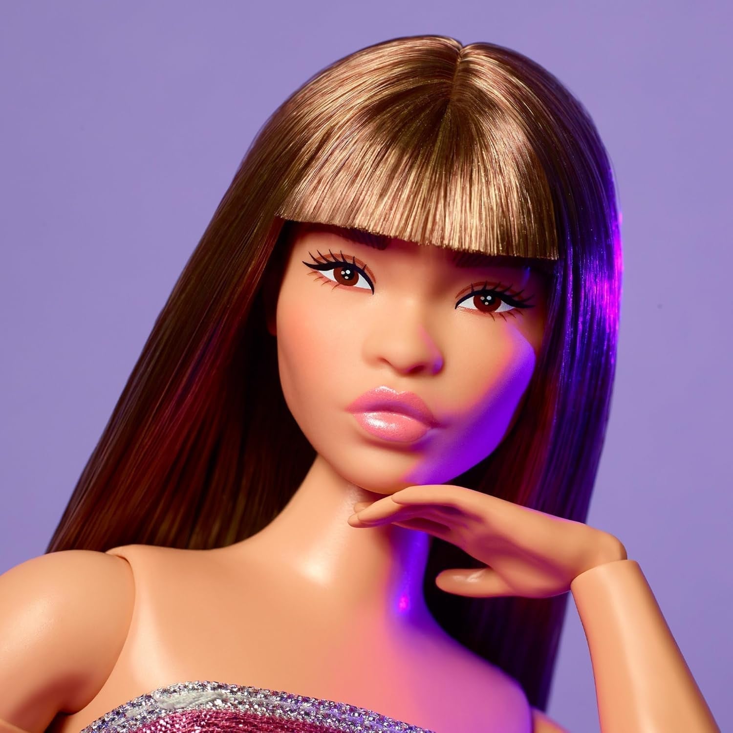 Barbie Looks-dukke, samlerfigur nr. 24 med brunt hår og moderne Y2K-mode, glitrende stropløs kjole med peep-toe høje hæle, HRM16 Naty Shop Dolls