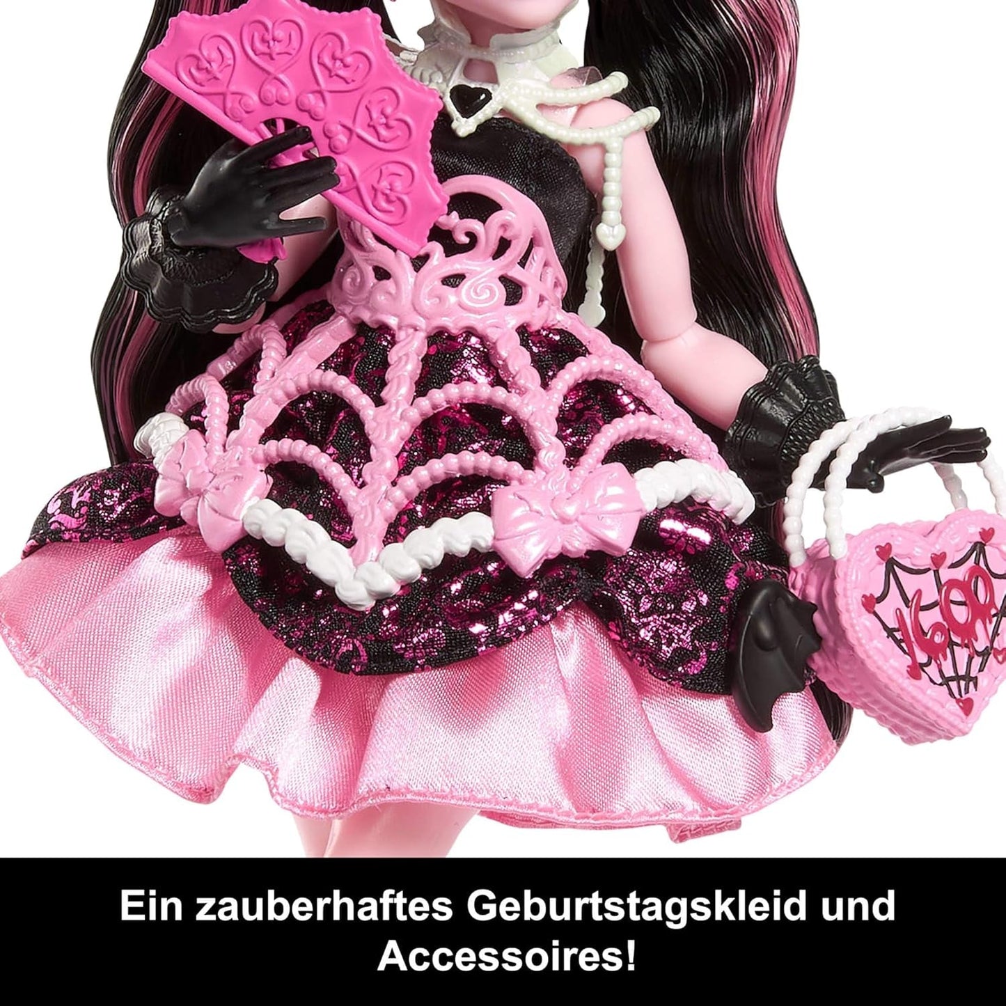Skræmmende og sød Monster High fødselsdagsdukke Draculaura i en lyserød festkjole med tematilbehør såsom invitation, ballon, gave, fans og mere, JBG74