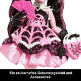 Skræmmende og sød Monster High fødselsdagsdukke Draculaura i en lyserød festkjole med tematilbehør såsom invitation, ballon, gave, fans og mere, JBG74