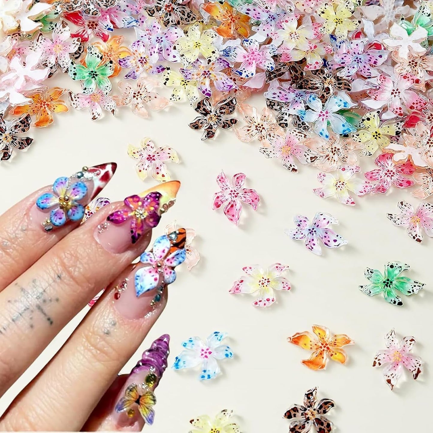 50 stk 3D Flower Nail Charms, 3D Gel Nail Art, Nail Charms, Farverige Sommer smykker, DIY Negle Accessories, Prægede Hibiscus Flower Crystals, Gradient Nail Art til kvinder
