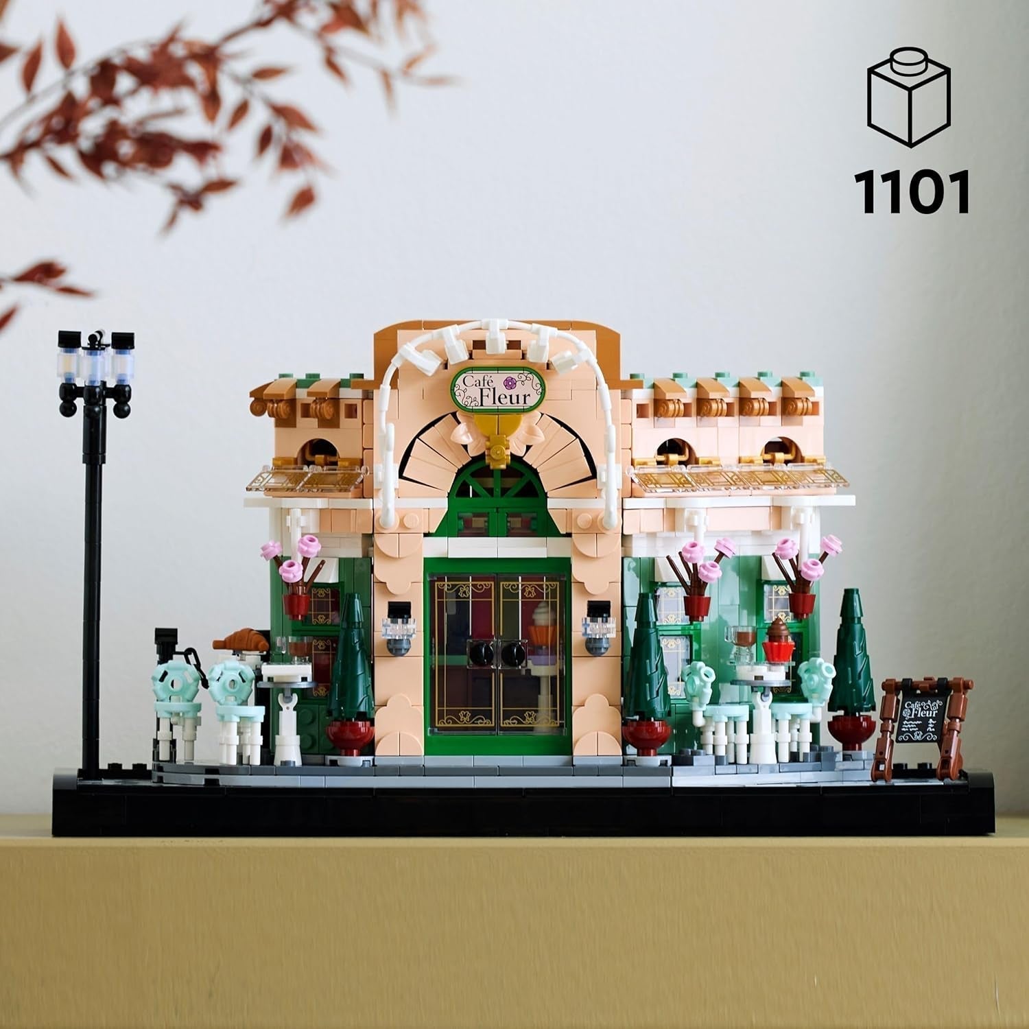 LEGO Icons French Café - Dekorationer til stue eller kontor - Byggesæt til voksne inklusive malerisk facade, hængende urtepotte og stole - Gave til mænd og kvinder 10362 Byggesæt Besuche den LEGO-Store