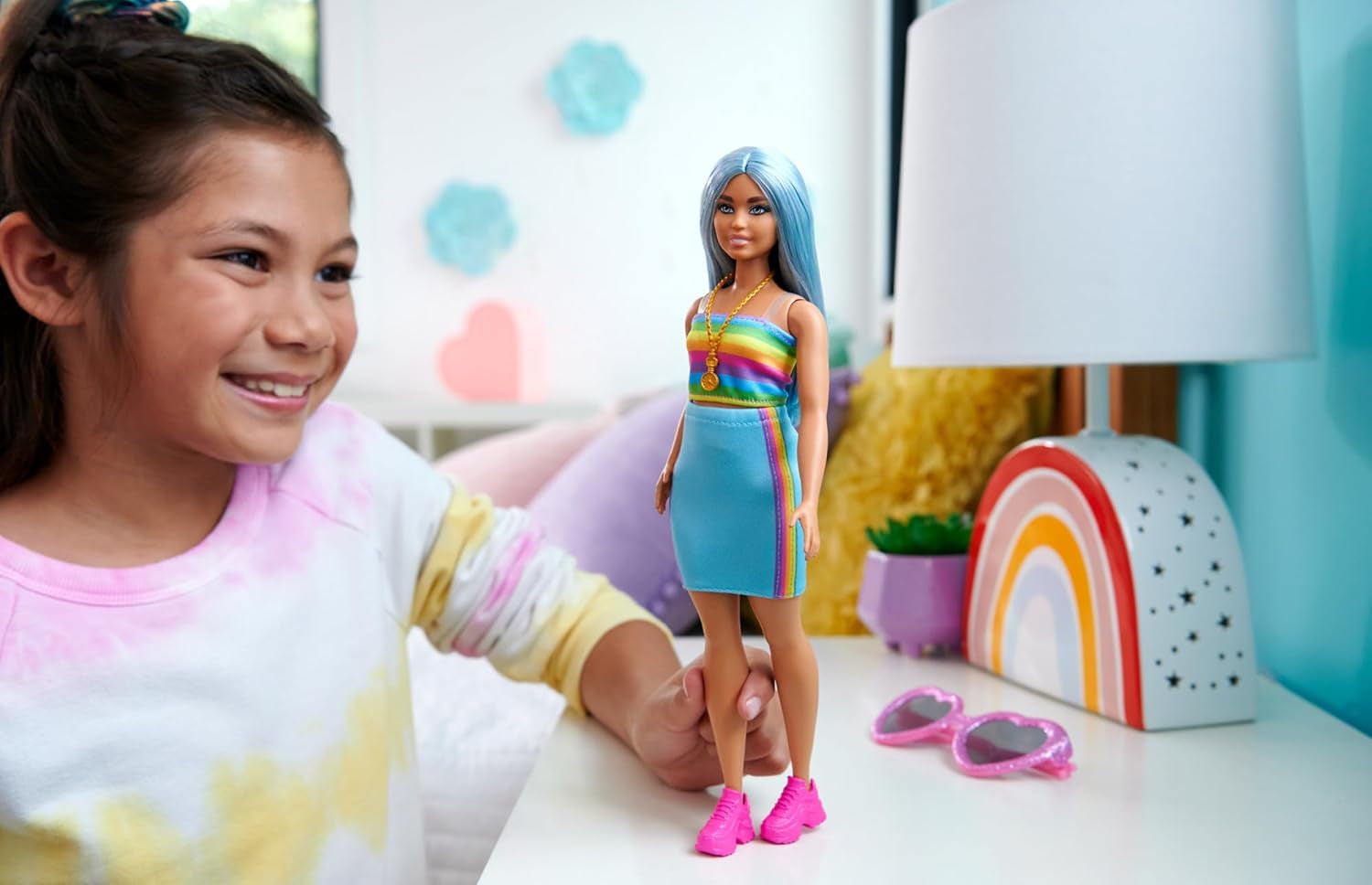 Barbie Fashionista dukke nr. 218 med langt blåt hår, regnbuetop og turkis nederdel, 65-års fødselsdag samlerobjekt dukke, HRH16 Naty Shop Dolls