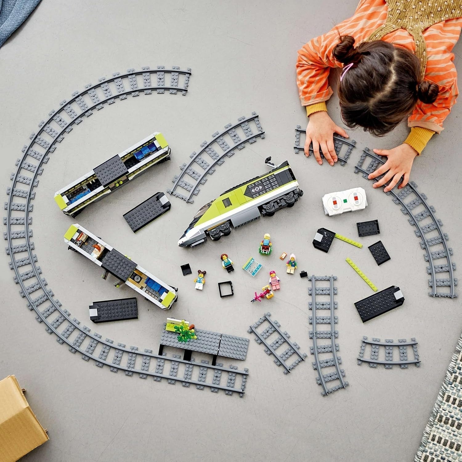 LEGO City passagerekspresstog, fjernbetjeningstogsæt, jernbanelegetøj med forlygter, 2 vogne og 24 sporelementer, gave til børn, drenge og piger 60337 byggesæt Besuche den LEGO-Store