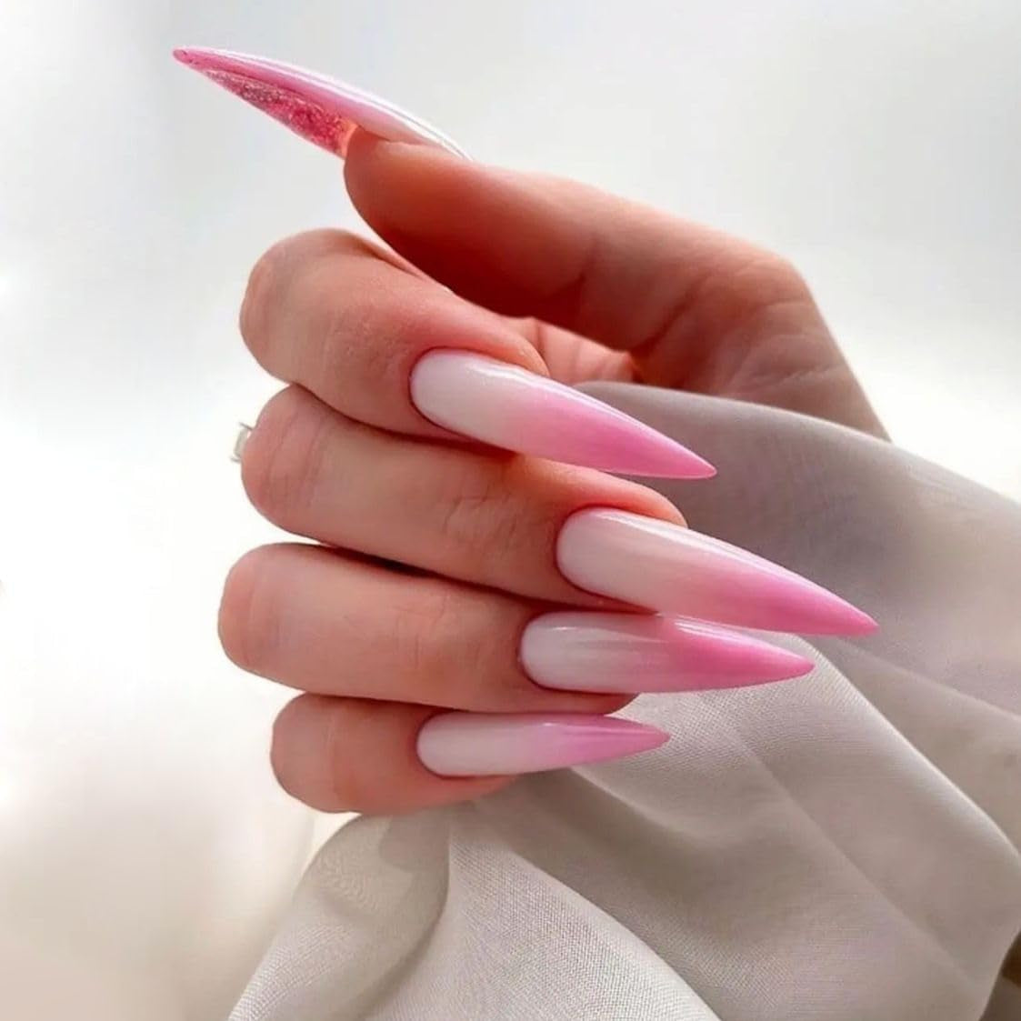 Moonglow Lange Negle Stiletto Mælkehvid Pink Gradient Glitter Cool falske negle med lim Pink Ombre Glitter Kunstige negle