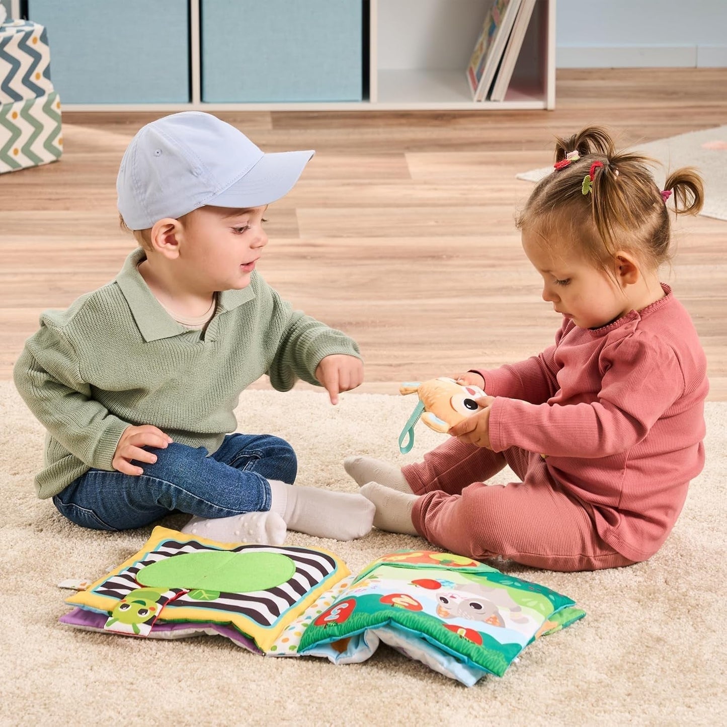 VTech Baby Min store plysbog - Tryk og føl bog/bog med musik og lyde - Stofbog med bevægelige elementer - Legetøj til motoriske og sensoriske færdigheder - Til babyer og børn i alderen 3-24 måneder Bebe Naty Shop Toys