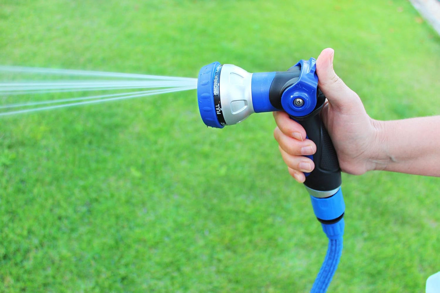 590078 – Spiralslangesæt, blå, 15 meter (diameter 9 mm) + multifunktionspistol med 8 dyser + automatisk indvendigt gevind med ¾-½ adapter + 2 lynkoblinger + hængende beslag