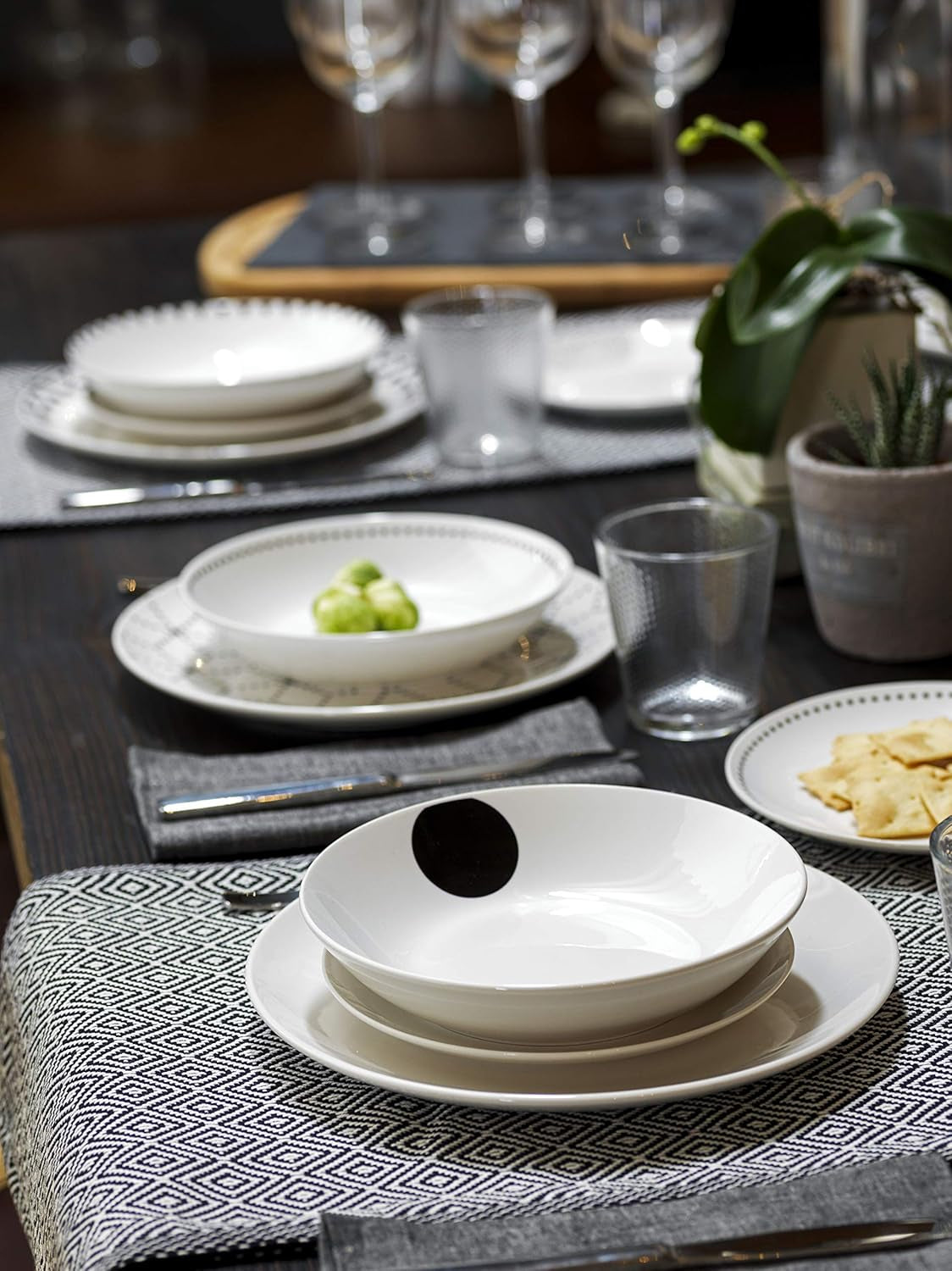 Grafisk bordservice, 18 dele til 6 personer, porcelæn, hvid