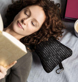 Moses. libri_x Mini-læsepudeklassikere - Rejsenakkepude med praktisk karabinhage, Kompakt pude til biler, fly og strandbesøg, Ergonomisk design rejsepude
