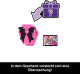 Skræmmende og sød Monster High fødselsdagsdukke Draculaura i en lyserød festkjole med tematilbehør såsom invitation, ballon, gave, fans og mere, JBG74