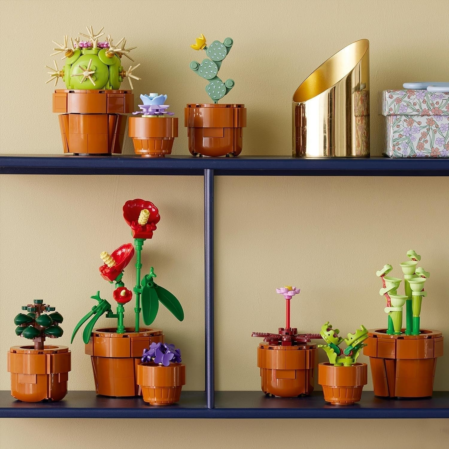 LEGO Icons miniplanter, 9 byggebare kunstige blomster, botanisk samlingssæt til voksne med bygbar terrakottapotte, boligdekoration, gave til kvinder og mænd 10329 byggesæt Besuche den LEGO-Store