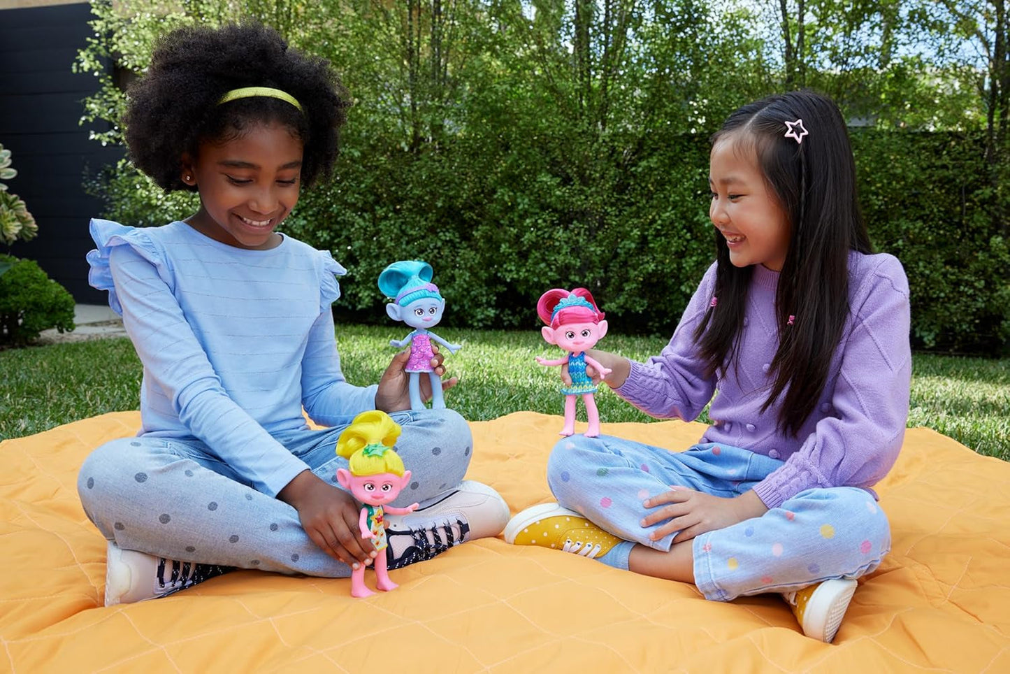 Mattel DREAMWORKS TROLLS United We Stand - Chenille Hairy Surprises Doll med gnistrende blåt hår, lilla pandebånd, fra 3 år og opefter, HNF15