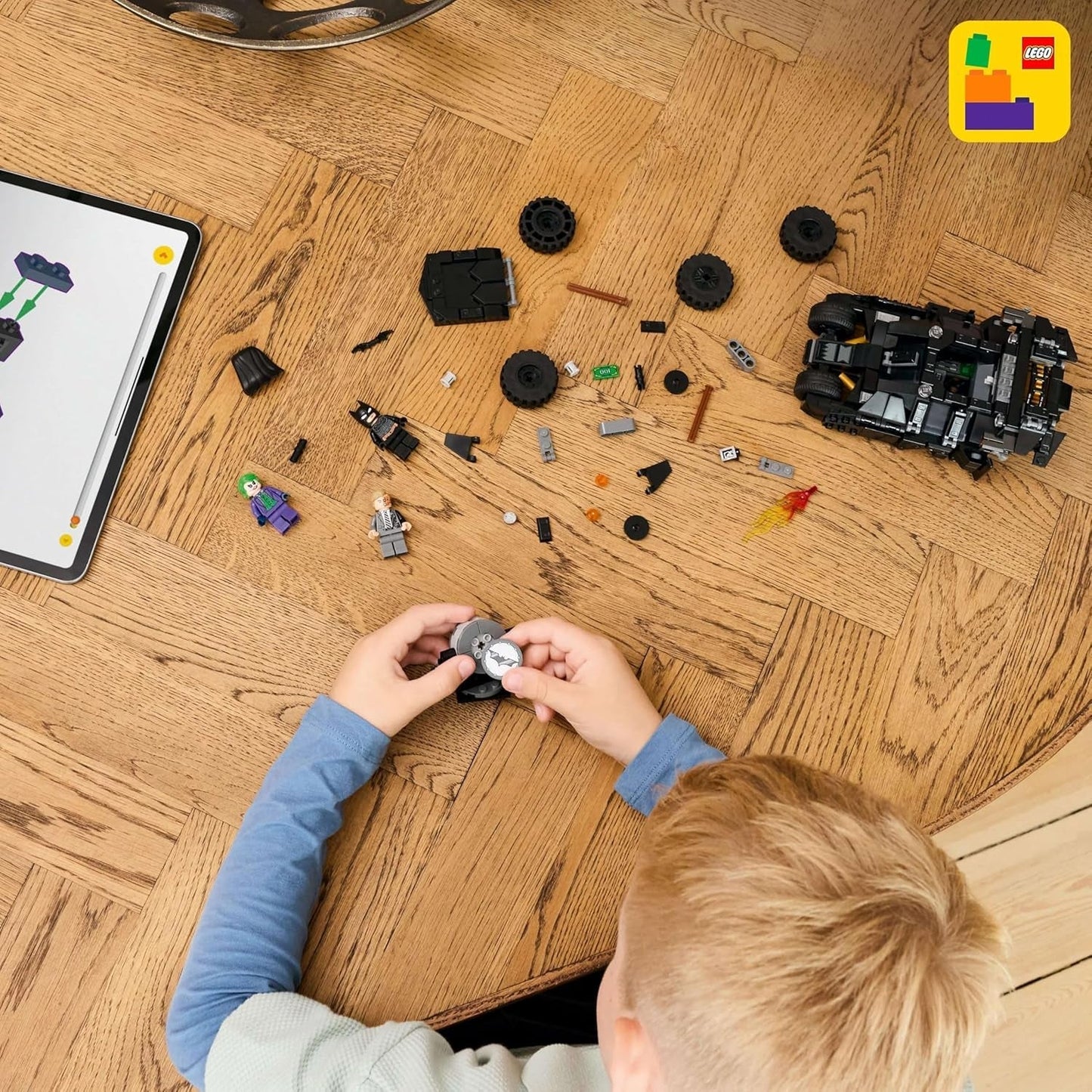 LEGO DC Batman: Batman Tumbler vs. Two-Face & Joker - Superheltelegetøj med Batmobile Car - Legesæt med minifigurer - Gave til drenge og piger fra 8 år 76303 Byggesæt Besuche den LEGO-Store