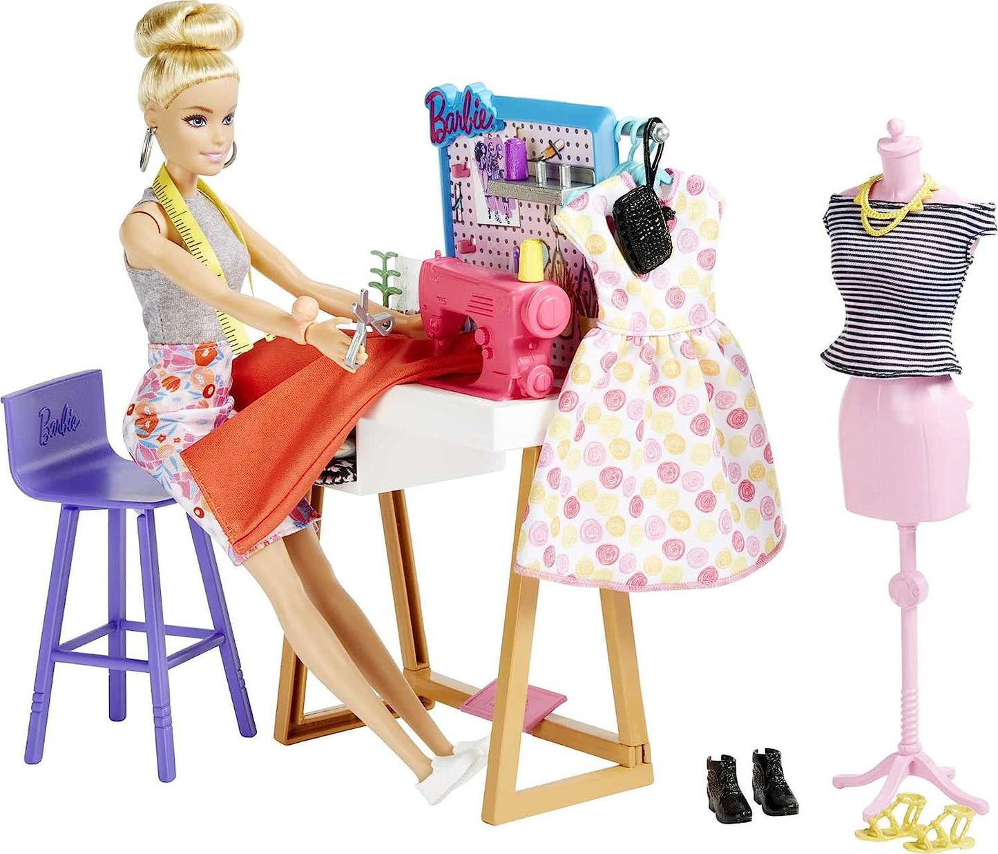 Barbie HDY90 - modedesignerdukke (30,40 cm) og studie, 25+ design- og modetilbehør, designskrivebord, stol, symaskine, stofmodel, mannequin og mere, legetøj fra 3 år Naty Shop Dolls