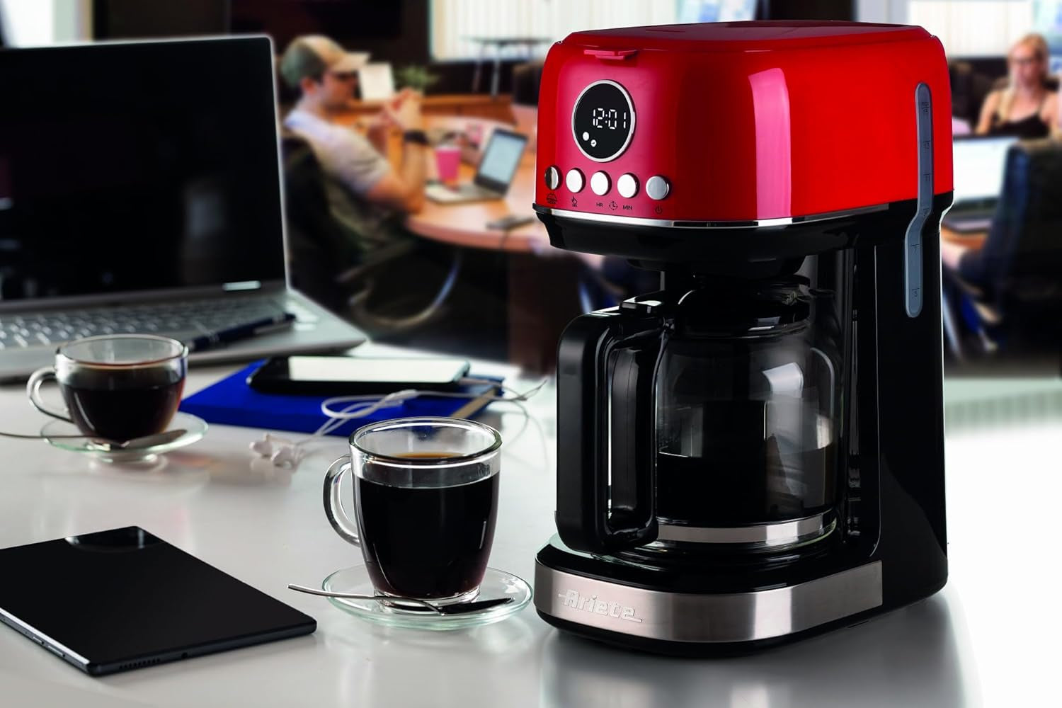 Ariete Moderna 1396 Filter Espressomaskine til fremstilling af amerikansk kaffe Op til 15 kopper Glaskaraffel Varmeplade LCD-skærm Aftagelige og vaskbare filtre Hvid