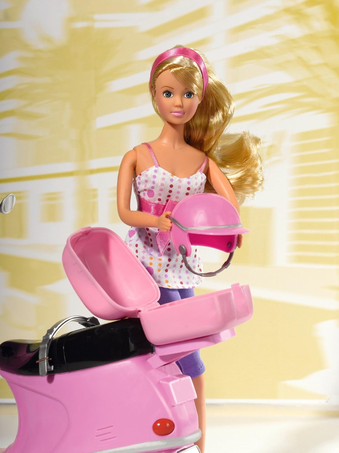 Simba 105730282 - Steffi Love Chic City Scooter, Steffi med Pink Scooter med hjelm og hjelmrum, Modedukke, 29 cm, til børn fra 3 år