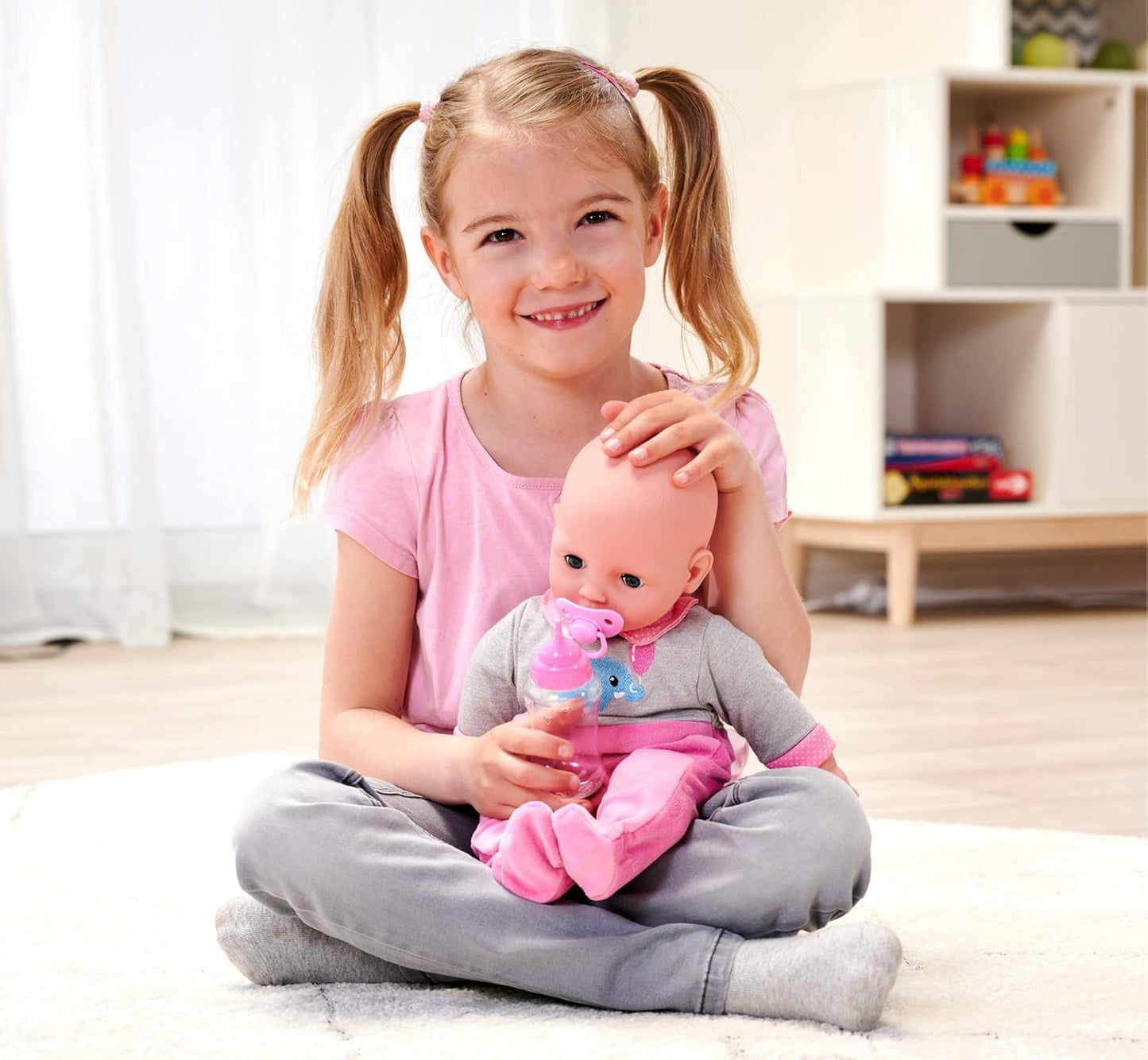 Simba 105140066 - Laura Interactive, blød kropsdukke med søvnige øjne, pludrer ved bevægelse, drikker af flaske og falder i søvn, 40 cm, babydukke til børn fra 2 år