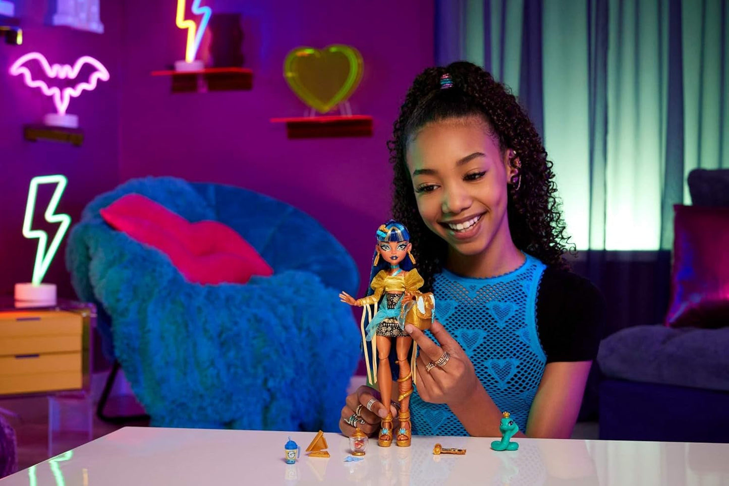 Monster High Cleo De Nile dukke i guldbluse og lagdelt nederdel, inkluderer Cobra Hissette Pet og tilbehør såsom rygsæk, snack og papirrulle, HXH74 Naty Shop Dolls