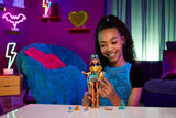 Monster High Cleo De Nile dukke i guldbluse og lagdelt nederdel, inkluderer Cobra Hissette Pet og tilbehør såsom rygsæk, snack og papirrulle, HXH74 Naty Shop Dolls