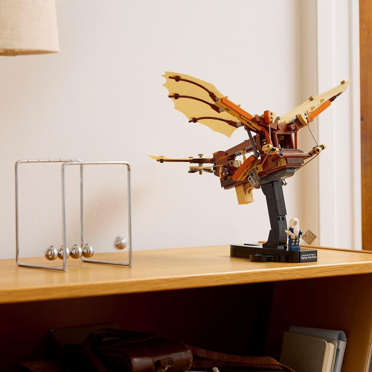 LEGO Icons Leonardo Da Vincis flyvemaskine med flagrende vinger - Inkluderer minifigur og stativ - Byggesæt til voksne - Indretningssæt til hjemmet - Gaveidé - 10363 Byggesæt Besuche den LEGO-Store