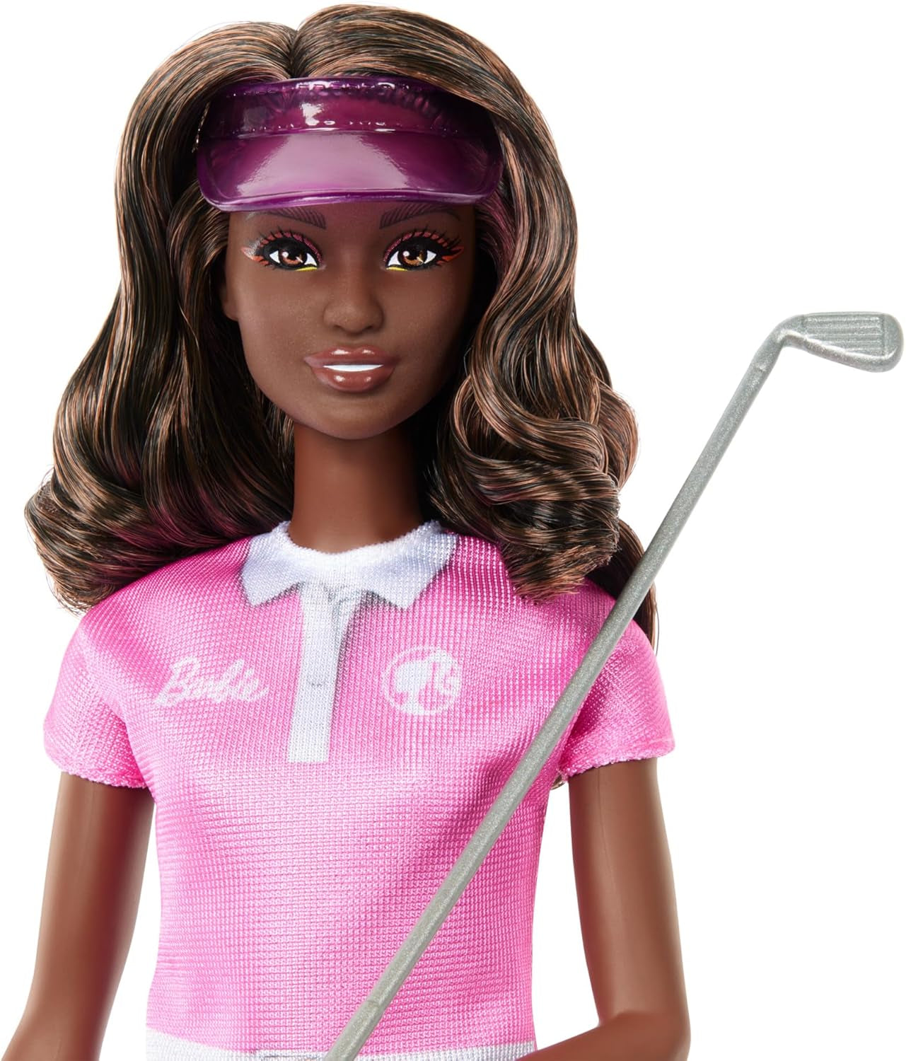 Barbie Brunette golfspillerdukke i aftagelig lyserød polokjole, golfuniform, inkluderer kasket og golfkølletilbehør, JCR69