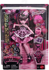 Skræmmende og sød Monster High fødselsdagsdukke Draculaura i en lyserød festkjole med tematilbehør såsom invitation, ballon, gave, fans og mere, JBG74