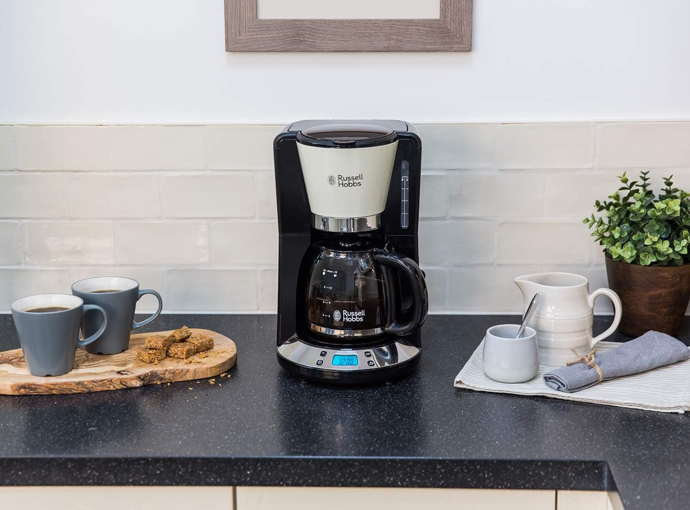 Russell Hobbs kaffemaskine [Digital timer, brusehoved for optimal udsugning og aroma] Farver+ Creme (1 til 10 kopper, 1,25 L glaskaraffel, varmeplade, 1100W) Filterkaffemaskine 24033-56