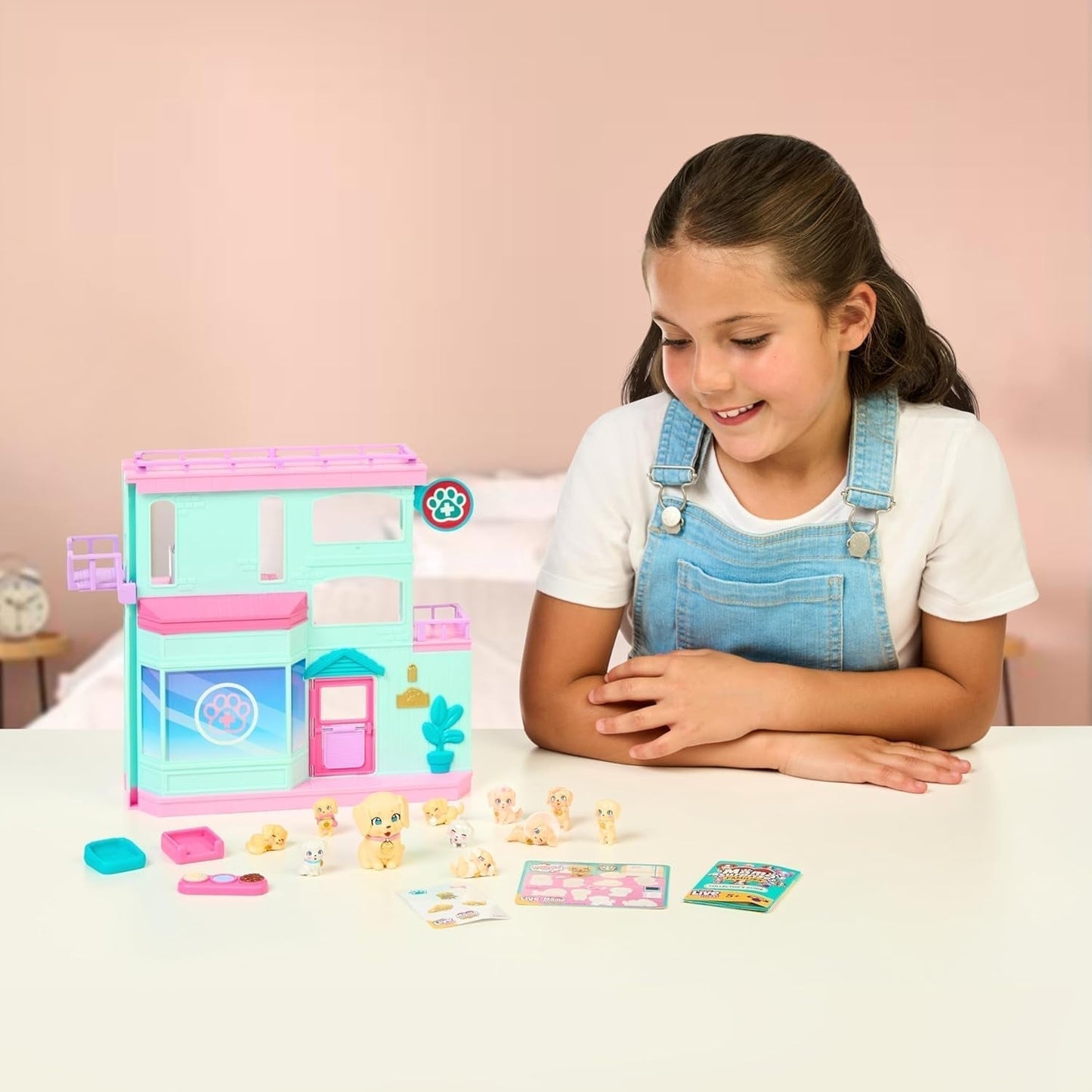 Little Live Pets Mama Surprise Families Baby Clinic Legesæt, 3 Retriever-hvalpe inkluderet, Magic, Dobbeltsidet Legesæt (27,8 cm B, 23,8 cm H). Fodring, badning og leg, gave til børn Actionfigurer Naty Shop