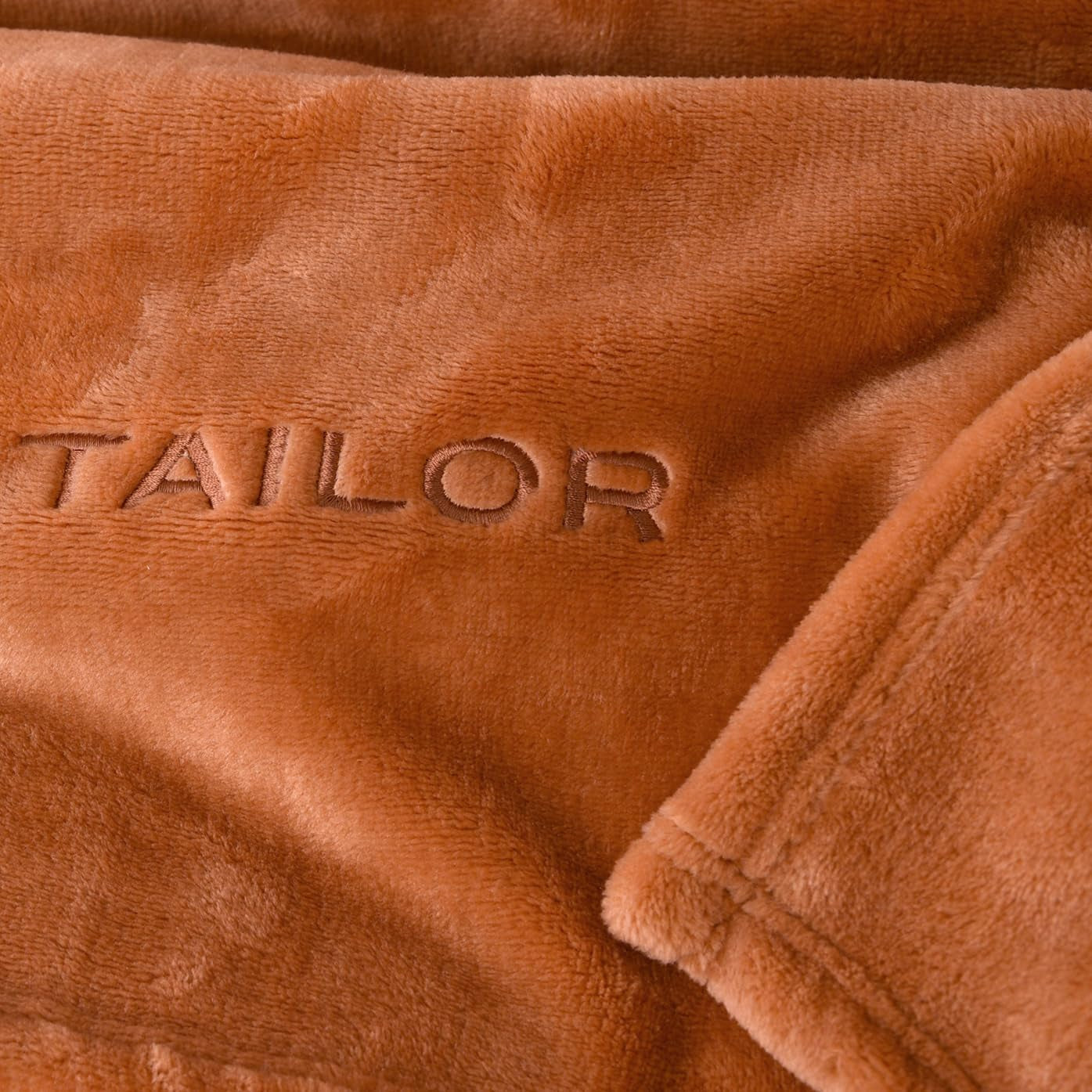 TOM TAILOR Wellsoft Tæppe, 150X200 Cm, 100% Polyester/ Wellsoft, broderet med logo, WELLSOFT BLANKET Orange (Warm Coral) Tæpper og dyner Naty Shop
