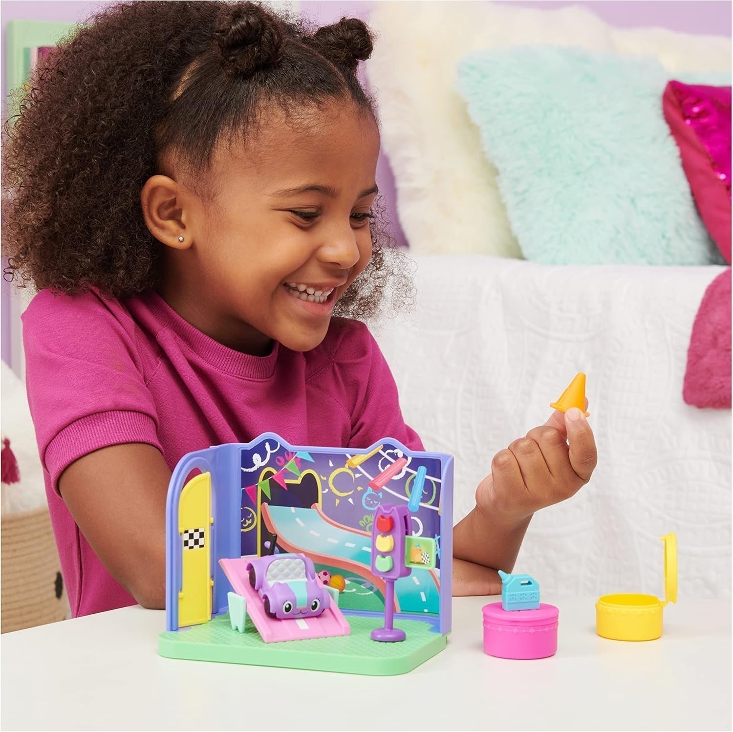 Gabby's Dollhouse Deluxe-værelse, Purr-Ific-legerum, legerum med Carlita-legetøjsbil, 2 møbler og 2 overraskelsesæsker med tilbehør, egnet til 3 år og opefter Naty Shop dukkehuse