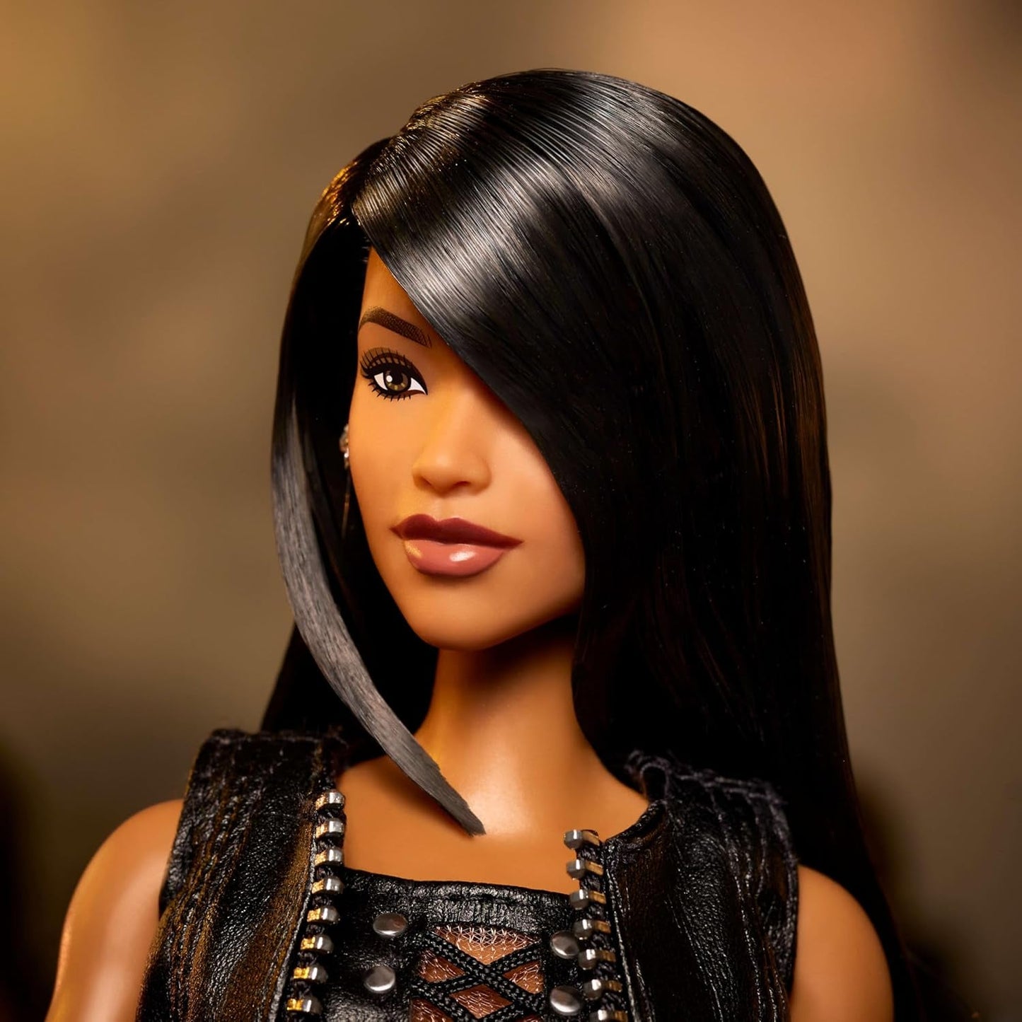 Barbie signaturdukke Aaliyah samlerfigur i sort imiteret læder inspireret af One in a Million musikvideo HRM80