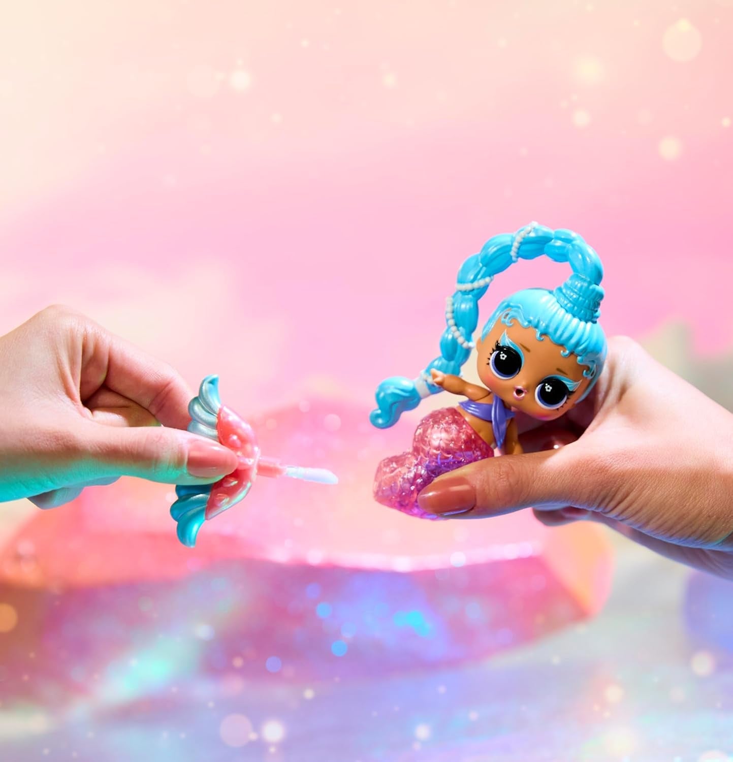 LOL overraskelse! Mermaids Makeover Magic Tots - Ægte lipgloss for dig og din dukke at lave selv, blande og skabe makeup, Sjov vandleg, 6 dukker at samle - Alders 4+