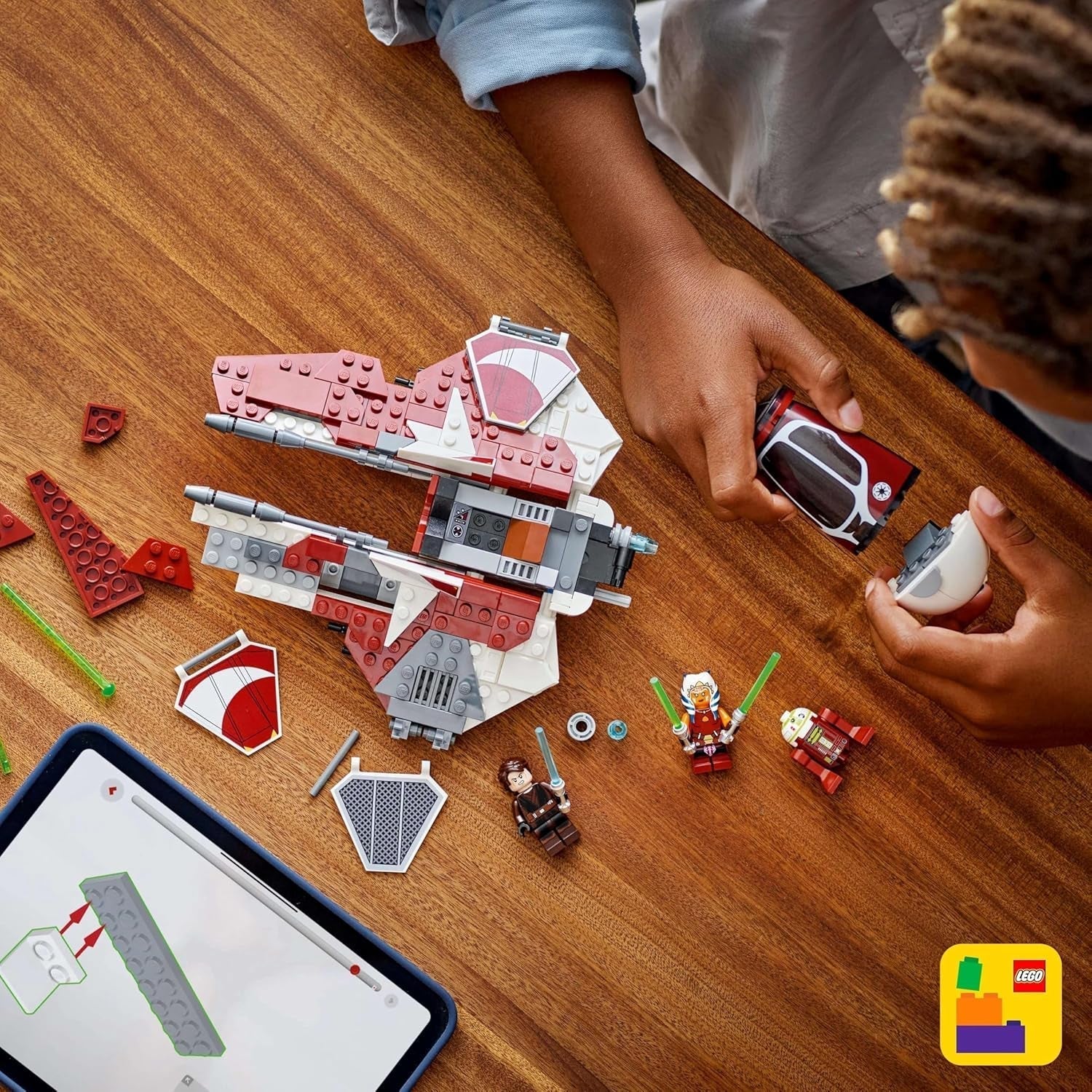 LEGO Star Wars 75401 Ahsokas Jedi Interceptor, Starfighter til Clone Wars-fans, Ahsoka Tano & Anakin Skywalker-minifigurer med lyssværd og R7-A7, til drenge og piger fra 8 år og opefter Byggesæt Beuche den LEGO-Store