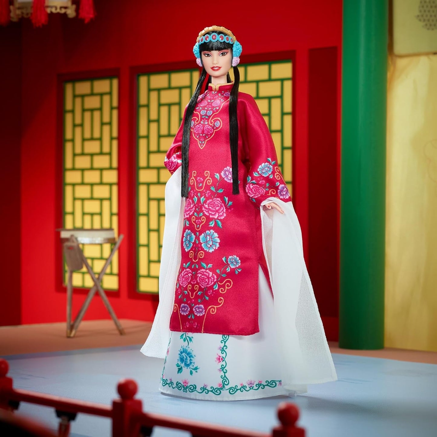 BARBIE Lunar New Year Barbie Puppe - Traditionelles Kleid in glücksbringendem Rot mit Pfingstrosenmuster, cyanblaue Schuhe mit pinken Troddeln, inspiriert von der Peking-Oper, HRM57