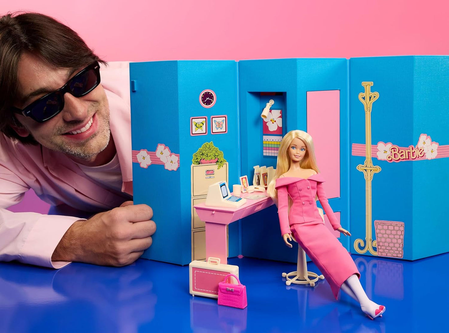 Barbie Signature gestylt af Andrew Mukamal Modepuppe, Sammlerstück med 3 Looks für Day and Abend sowie Accessoires, inclusie mit Ständer, JBH81